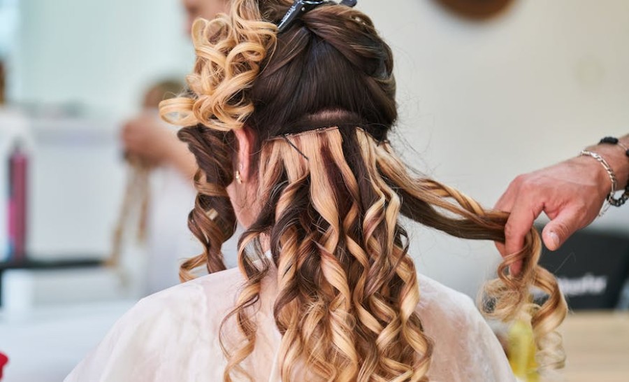 Frauenkopf mit Haartressen im Haar beim Friseur